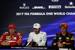 Foto zur News: Lewis Hamilton (Mercedes), Max Verstappen (Red Bull) und Kimi Räikkönen (Ferrari)