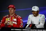 Foto zur News: Lewis Hamilton (Mercedes) und Kimi Räikkönen (Ferrari)