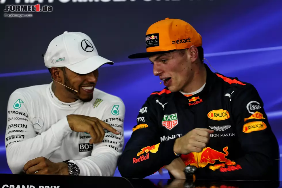 Foto zur News: Lewis Hamilton (Mercedes) und Max Verstappen (Red Bull)