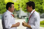 Foto zur News: Eric Boullier und Toto Wolff