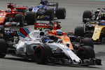 Foto zur News: Lance Stroll (Williams), Fernando Alonso (McLaren) und Sebastian Vettel (Ferrari)