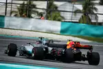 Foto zur News: Max Verstappen (Red Bull) und Lewis Hamilton (Mercedes)