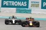 Foto zur News: Max Verstappen (Red Bull) und Lewis Hamilton (Mercedes)