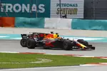 Foto zur News: Max Verstappen (Red Bull) und Lewis Hamilton (Mercedes)