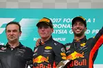 Foto zur News: Daniel Ricciardo (Red Bull) und Max Verstappen (Red Bull)