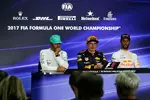 Foto zur News: Lewis Hamilton (Mercedes), Max Verstappen (Red Bull) und Daniel Ricciardo (Red Bull)