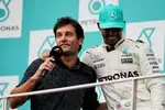 Foto zur News: Mark Webber und Lewis Hamilton (Mercedes)