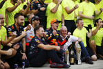 Foto zur News: Max Verstappen (Red Bull), Daniel Ricciardo (Red Bull) und Christian Horner