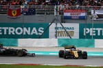 Foto zur News: Jolyon Palmer (Renault) und Kevin Magnussen (Haas)