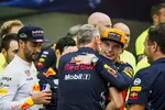 Foto zur News: Daniel Ricciardo (Red Bull), Max Verstappen (Red Bull) und Christian Horner