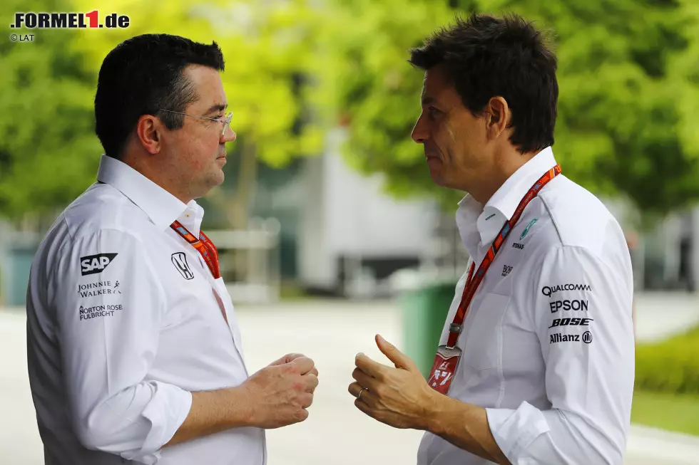 Foto zur News: Eric Boullier und Toto Wolff