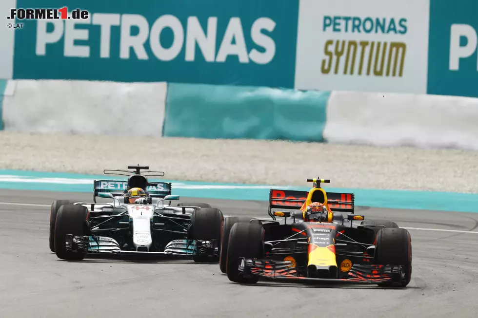 Foto zur News: Max Verstappen (Red Bull) und Lewis Hamilton (Mercedes)