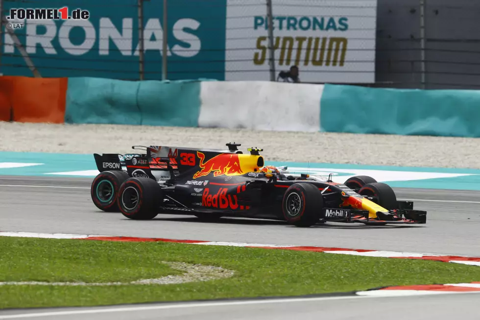 Foto zur News: Max Verstappen (Red Bull) und Lewis Hamilton (Mercedes)