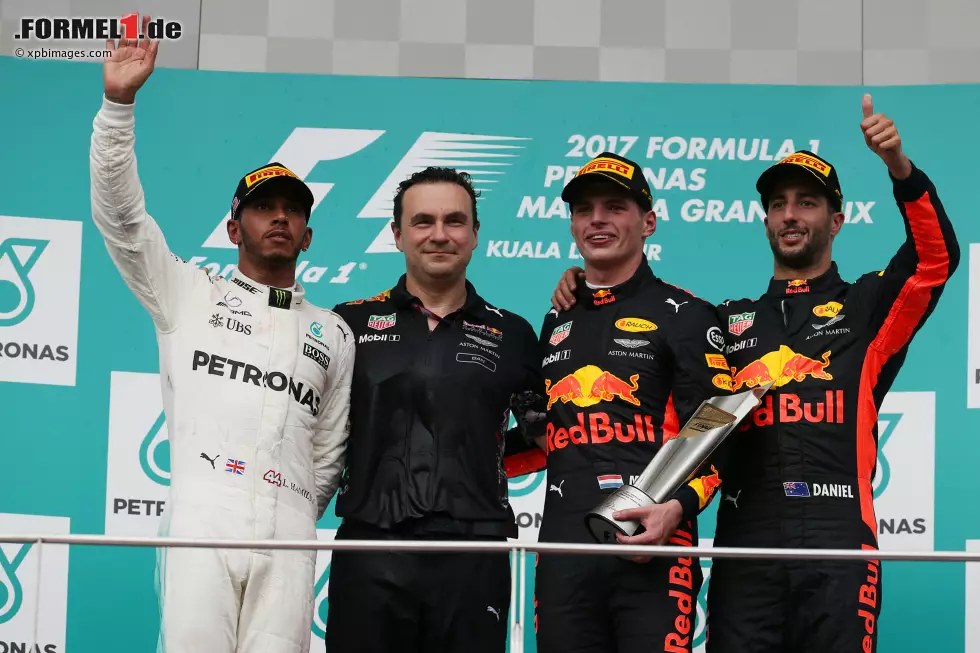 Foto zur News: Max Verstappen (Red Bull), Lewis Hamilton (Mercedes) und Daniel Ricciardo (Red Bull)