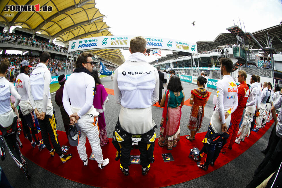 Foto zur News: Fernando Alonso (McLaren), Nico Hülkenberg (Renault) und Daniel Ricciardo (Red Bull)