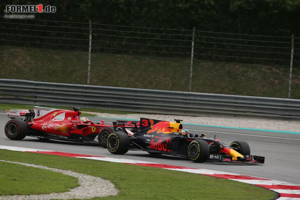 Foto zur News: Daniel Ricciardo (Red Bull) und Sebastian Vettel (Ferrari)