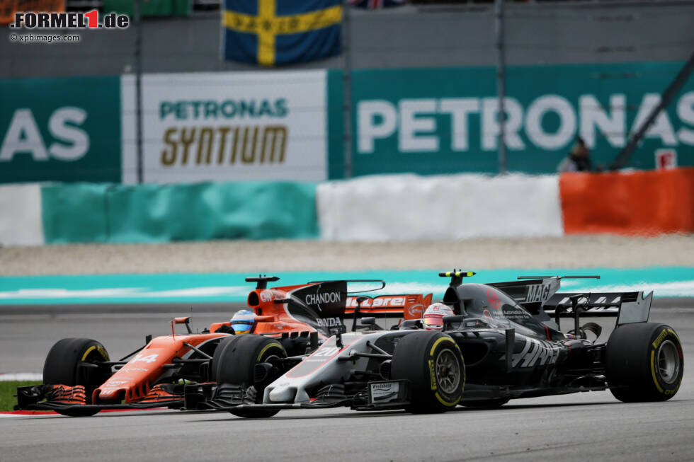 Foto zur News: Fernando Alonso (McLaren) und Kevin Magnussen (Haas)