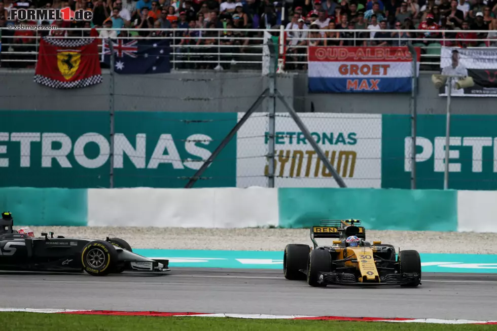 Foto zur News: Jolyon Palmer (Renault) und Kevin Magnussen (Haas)