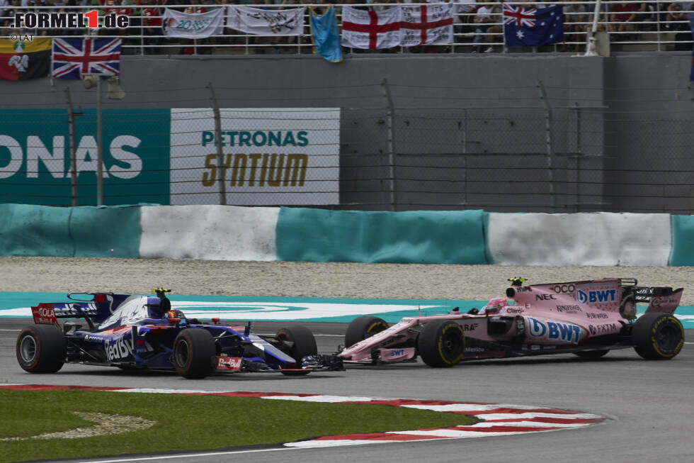 Foto zur News: Esteban Ocon (Force India) und Carlos Sainz (Toro Rosso)