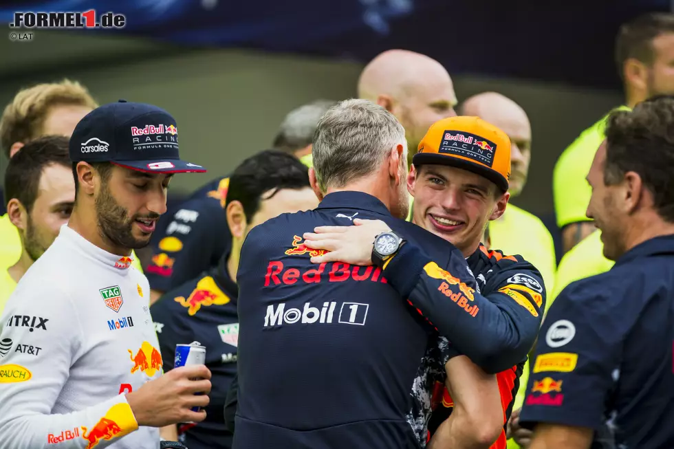 Foto zur News: Daniel Ricciardo (Red Bull), Max Verstappen (Red Bull) und Christian Horner