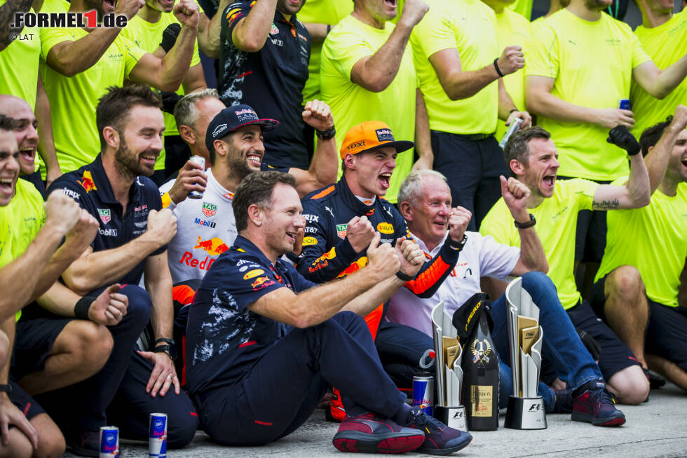 Foto zur News: Daniel Ricciardo (Red Bull), Max Verstappen (Red Bull) und Christian Horner