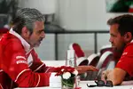 Foto zur News: Maurizio Arrivabene und Sebastian Vettel (Ferrari)