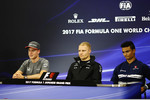 Foto zur News: Stoffel Vandoorne (McLaren), Valtteri Bottas (Mercedes) und Pascal Wehrlein (Sauber)