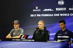 Foto zur News: Stoffel Vandoorne (McLaren), Valtteri Bottas (Mercedes) und Pascal Wehrlein (Sauber)