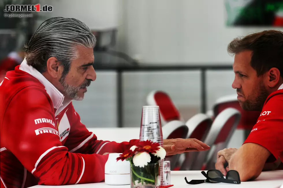 Foto zur News: Maurizio Arrivabene und Sebastian Vettel (Ferrari)