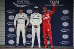 Foto zur News: Lewis Hamilton (Mercedes), Valtteri Bottas (Mercedes) und Sebastian Vettel (Ferrari)