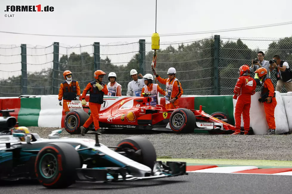 Foto zur News: Lewis Hamilton (Mercedes) und Kimi Räikkönen (Ferrari)