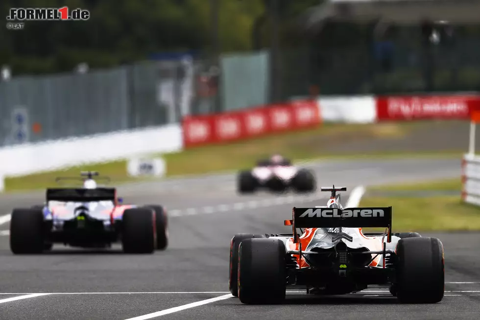 Foto zur News: Fernando Alonso (McLaren) und Pierre Gasly (Toro Rosso)