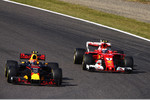 Foto zur News: Max Verstappen (Red Bull) und Kimi Räikkönen (Ferrari)