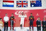 Foto zur News: Lewis Hamilton (Mercedes), Max Verstappen (Red Bull) und Daniel Ricciardo (Red Bull)