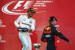 Foto zur News: Lewis Hamilton (Mercedes) und Max Verstappen (Red Bull)