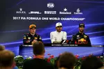 Foto zur News: Max Verstappen (Red Bull), Lewis Hamilton (Mercedes) und Daniel Ricciardo (Red Bull)