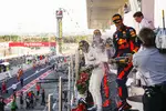 Foto zur News: Max Verstappen (Red Bull), Lewis Hamilton (Mercedes) und Daniel Ricciardo (Red Bull)