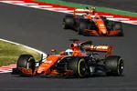 Foto zur News: Fernando Alonso (McLaren) und Stoffel Vandoorne (McLaren)