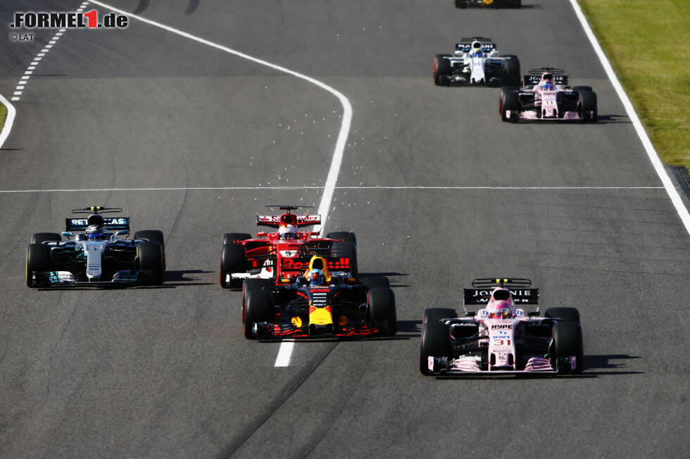 Foto zur News: Esteban Ocon (Force India), Daniel Ricciardo (Red Bull), Sebastian Vettel (Ferrari) und Valtteri Bottas (Mercedes)