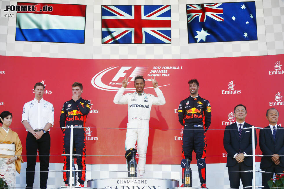Foto zur News: Lewis Hamilton (Mercedes), Max Verstappen (Red Bull) und Daniel Ricciardo (Red Bull)