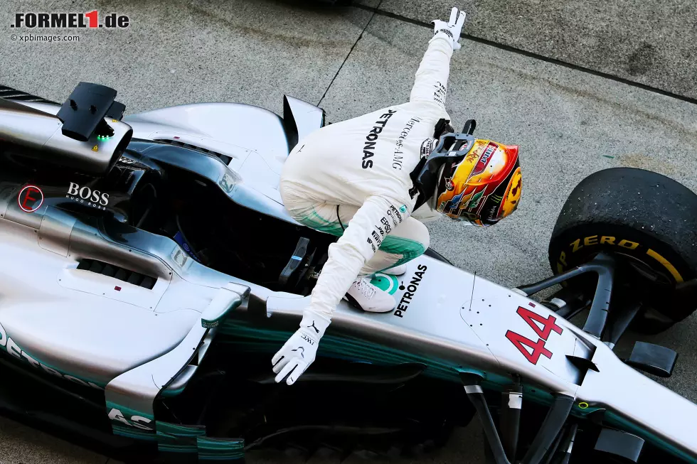 Foto zur News: Gelingt das Galastück? Hamilton könnte schon in Austin Weltmeister werden. Auch im Vorjahr triumphierte der Mercedes-Superstar. Warum er sich über seinen 50. Triumph nicht wirklich freuen konnte? Jetzt durch die Fotostrecke klicken!