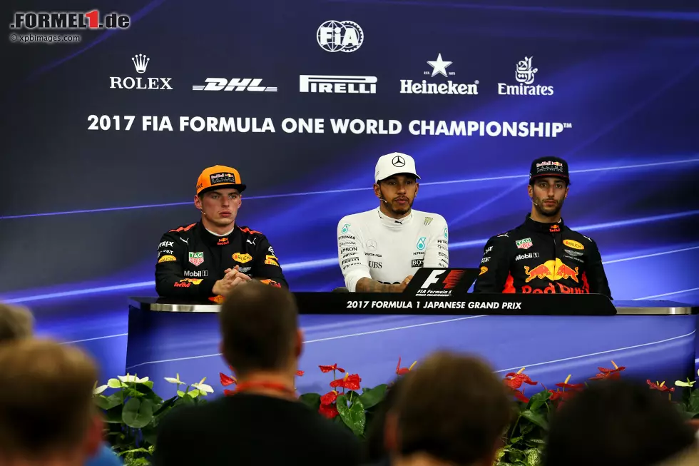 Foto zur News: Max Verstappen (Red Bull), Lewis Hamilton (Mercedes) und Daniel Ricciardo (Red Bull)