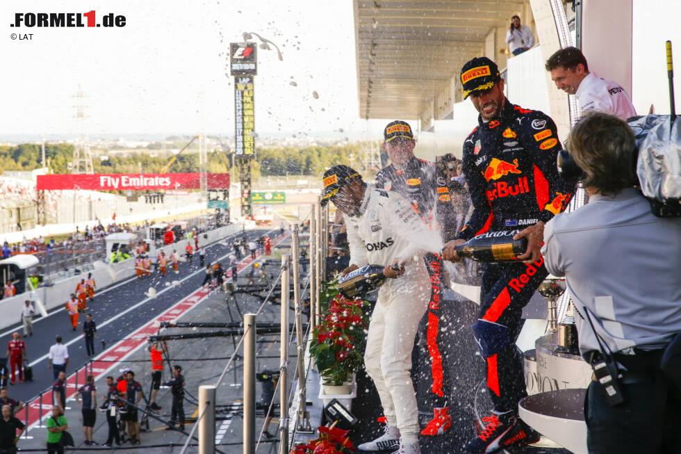 Foto zur News: Max Verstappen (Red Bull), Lewis Hamilton (Mercedes) und Daniel Ricciardo (Red Bull)
