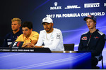 Foto zur News: Marcus Ericsson (Sauber), Carlos Sainz (Renault), Lewis Hamilton (Mercedes) und Brendon Hartley (Toro Rosso)