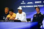 Foto zur News: Marcus Ericsson (Sauber), Carlos Sainz (Renault), Lewis Hamilton (Mercedes) und Brendon Hartley (Toro Rosso)