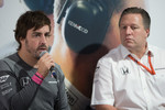 Foto zur News: Fernando Alonso (McLaren) und Zak Brown