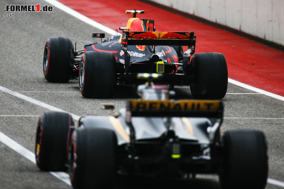 Foto zur News: Max Verstappen (Red Bull) und Carlos Sainz (Renault)
