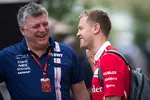 Foto zur News: Otmar Szafnauer und Sebastian Vettel (Ferrari)