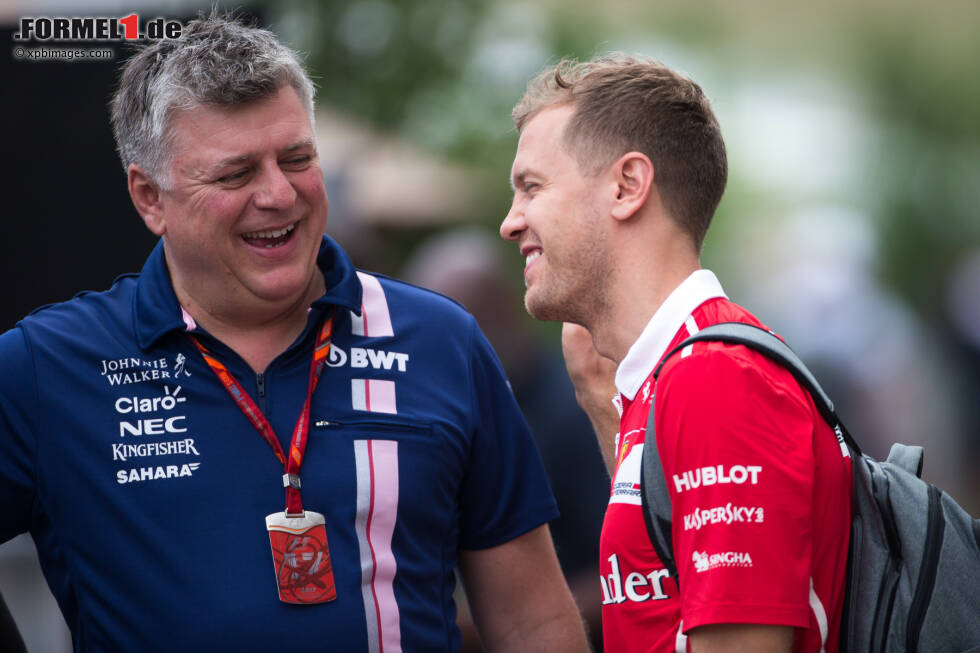 Foto zur News: Otmar Szafnauer und Sebastian Vettel (Ferrari)