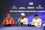 Foto zur News: Lewis Hamilton (Mercedes), Sebastian Vettel (Ferrari) und Valtteri Bottas (Mercedes)